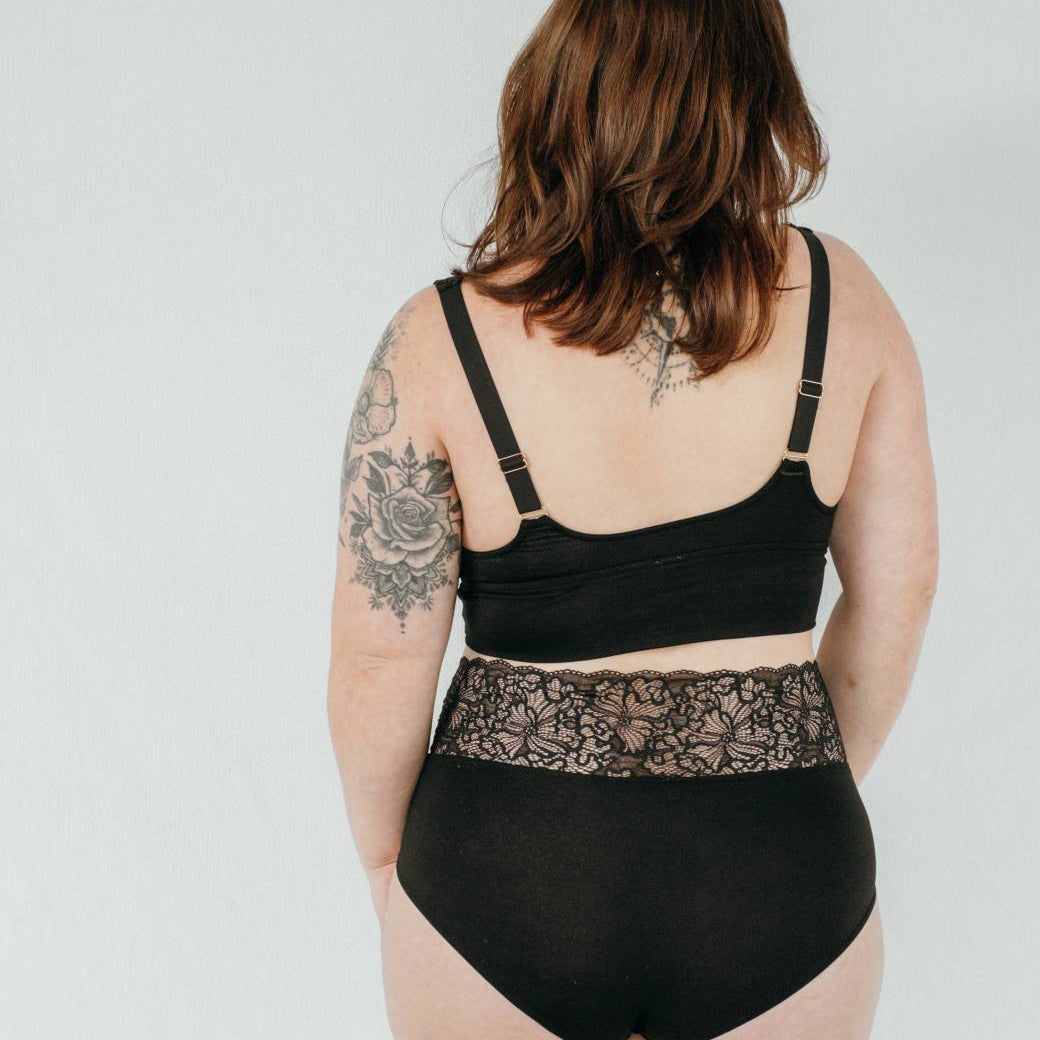 Vue arrière du slip taille haute en noir en dentelle et Tencel Lyocell.