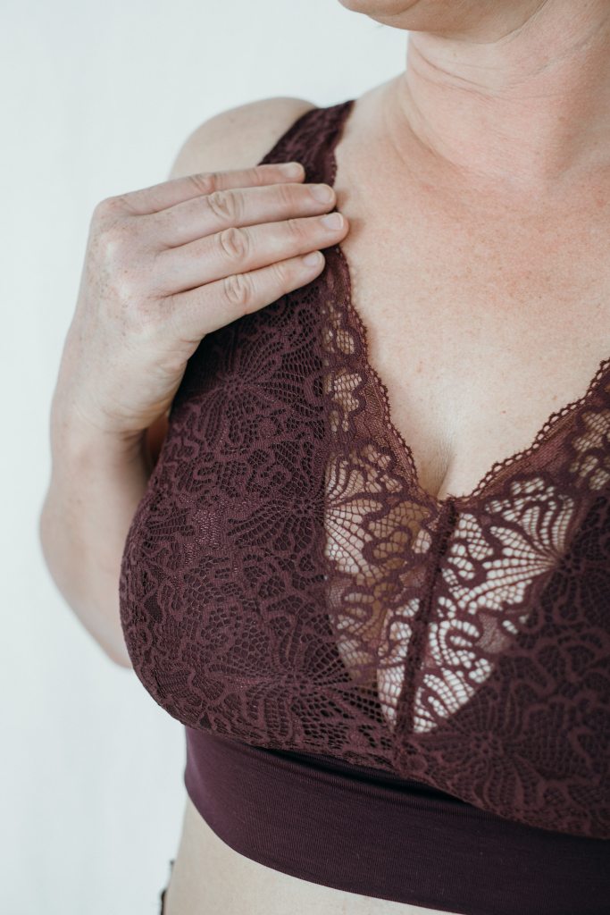 Detailaufnahme vom Nelly Bralette in der Farbe Aubergine, um die Spitze und die Farbe genauer zu zeigen.