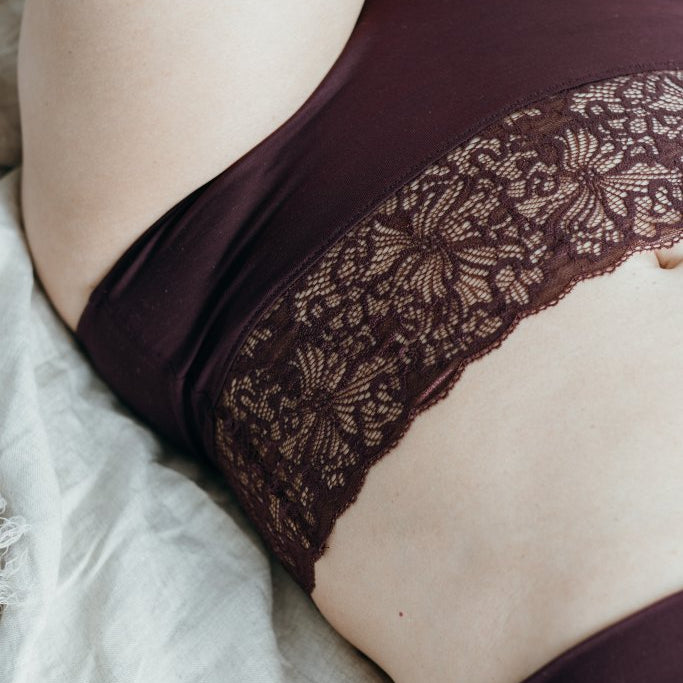 Detailaufnahme vom Nelly Slip in der Farbe Aubergine, um die Spitze genauer zu zeigen.