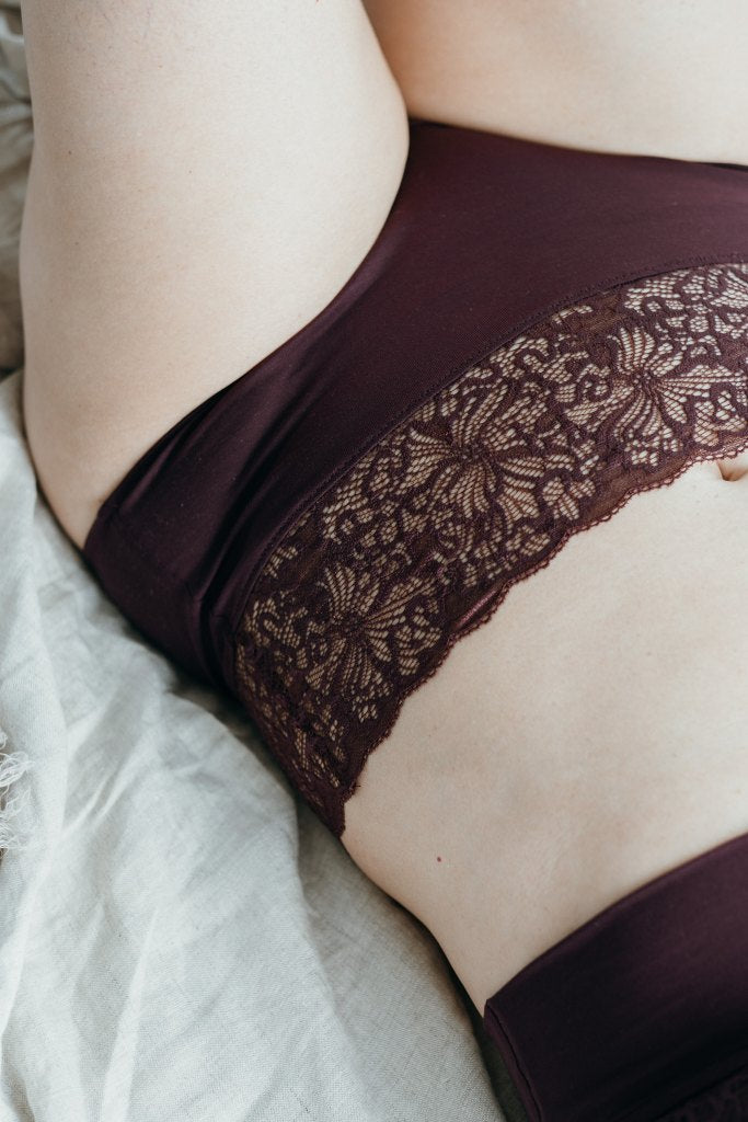Detailaufnahme vom Nelly Slip in der Farbe Aubergine, um die Spitze genauer zu zeigen.