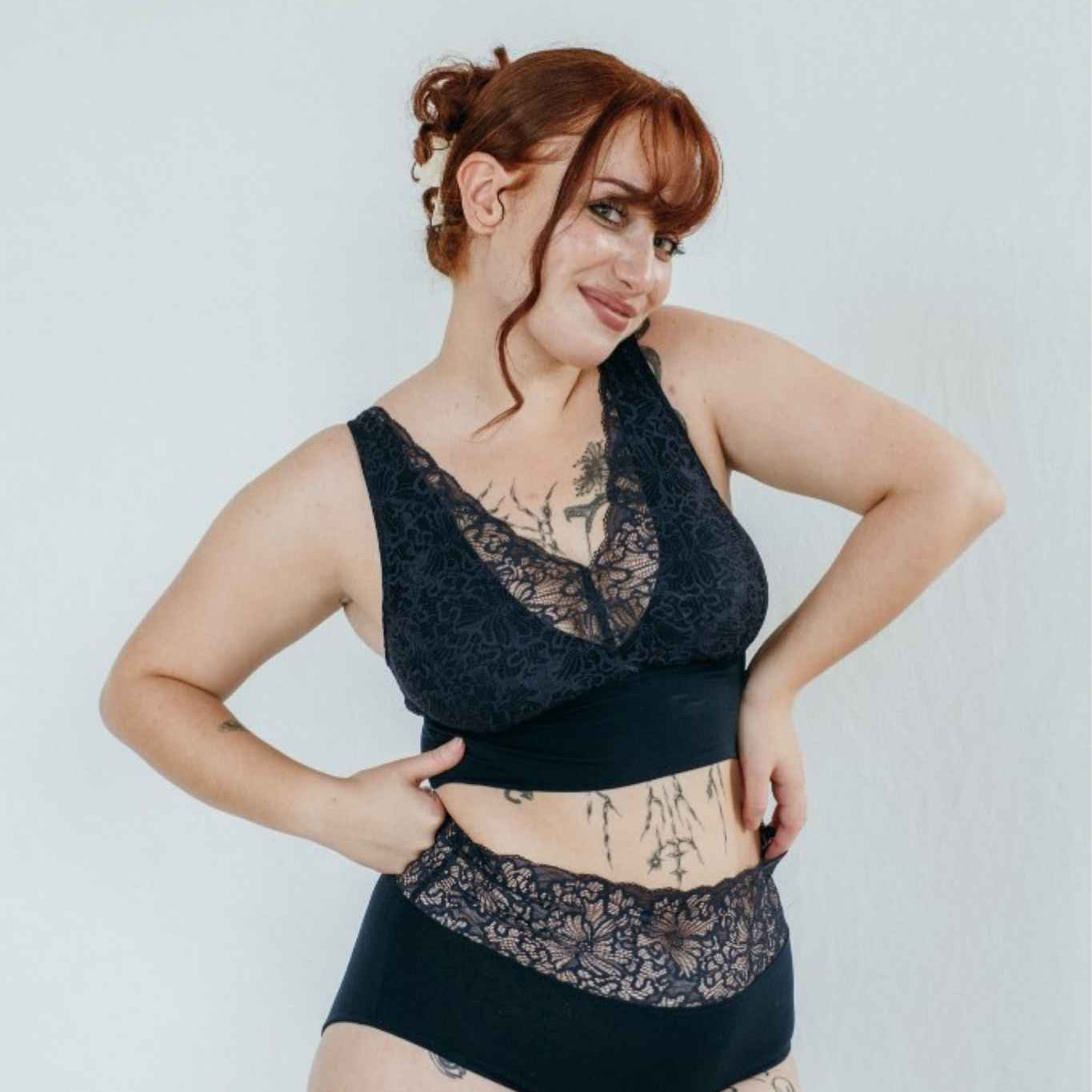 die Frau mit den roten Haaren trägt das Nelly Set aus BH und Slip mit Spitzenbund.