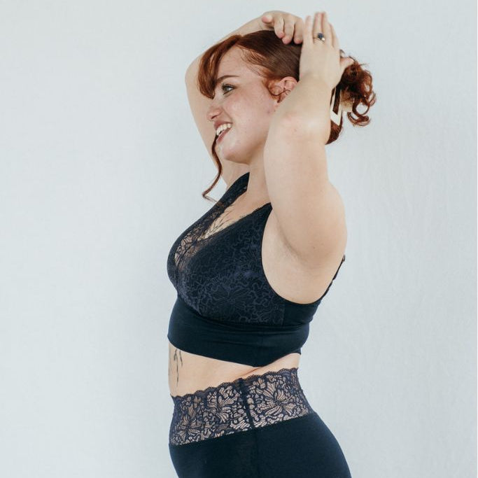 das Model zeigt sich seitlich im Nelly Set aus nachhaltigen Materialien