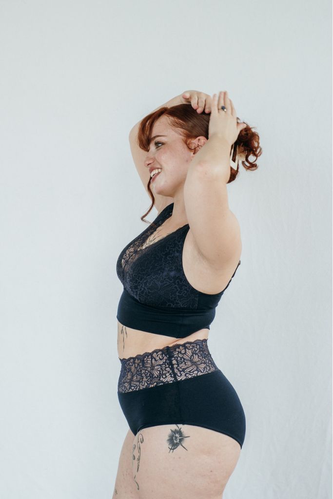 das Model zeigt sich seitlich im Nelly Set aus nachhaltigen Materialien