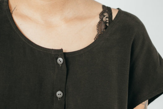 Le modèle porte un chemisier en cupro doux comme de la soie.