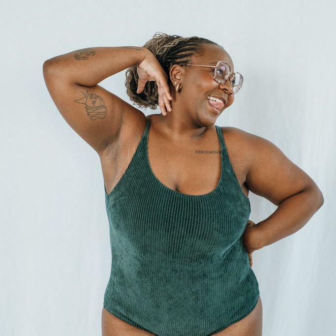 Model trägt Ronja Body in jadegrünem Cord