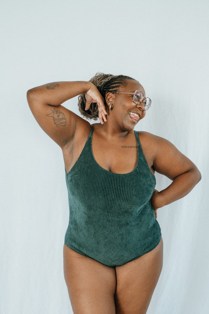 Model trägt Ronja Body in jadegrünem Cord