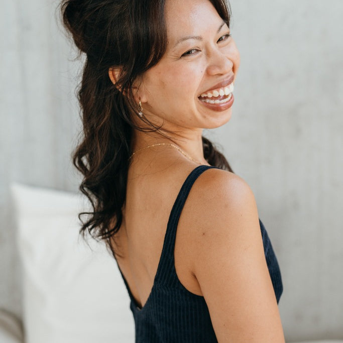 Detailaufnahme vom Rücken des Ronja Bodys im Dunkelblauen Cord.