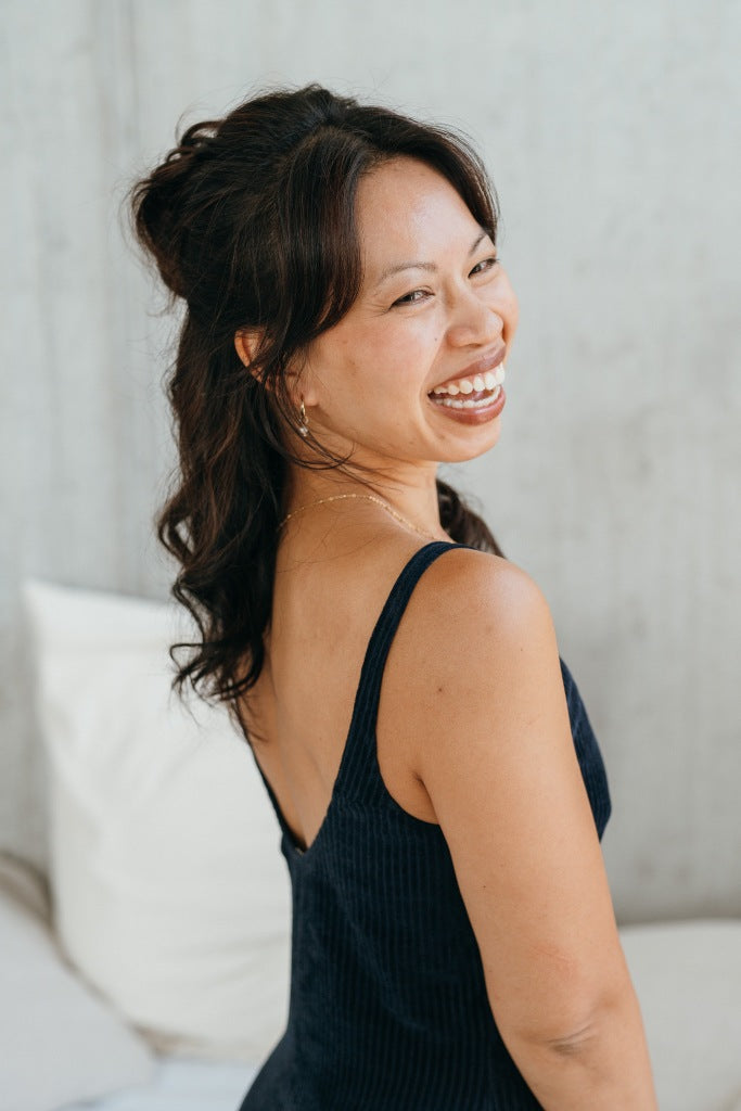 Detailaufnahme vom Rücken des Ronja Bodys im Dunkelblauen Cord.