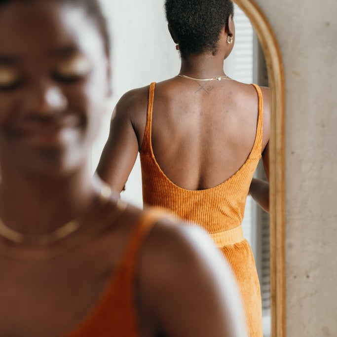 Detailaufnahme von der Rückseite des ockerfarbigen Ronja Bodys.