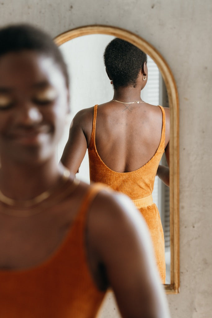 Detailaufnahme von der Rückseite des ockerfarbigen Ronja Bodys.