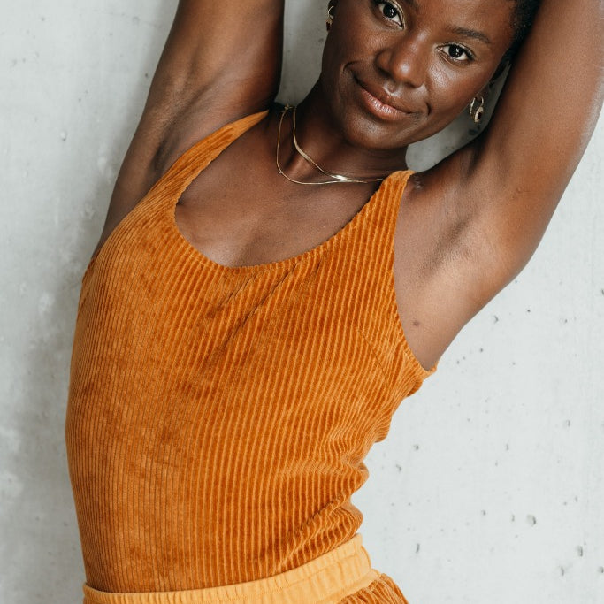 Detailaufnahme vom Ronja Body in ockerfarbigem Cord.