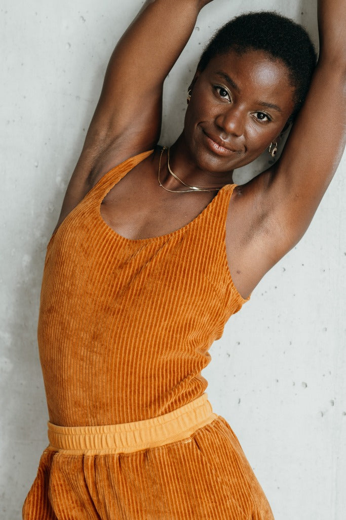 Detailaufnahme vom Ronja Body in ockerfarbigem Cord.