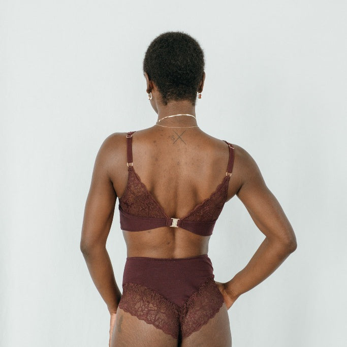 Model trägt das Sophie Set in der Farbe Aubergine, den Rücken hat sie der Kamera zugewandt.
