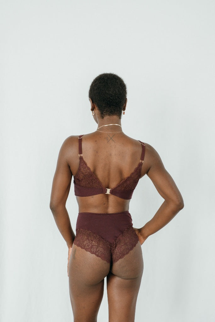 Model trägt das Sophie Set in der Farbe Aubergine, den Rücken hat sie der Kamera zugewandt.