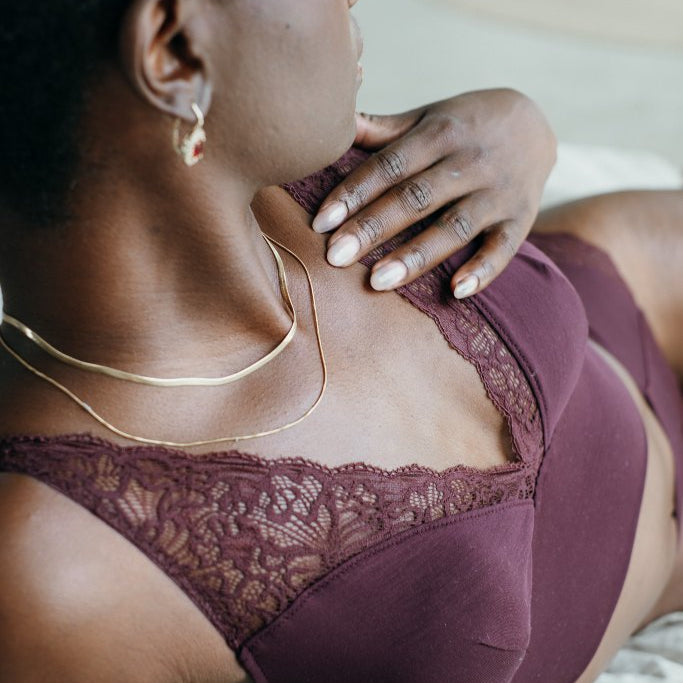 Detailaufnahme vom Sophie Bralette in der Farbe Aubergine, um die Farbe und die Spitze genauer zu zeigen.