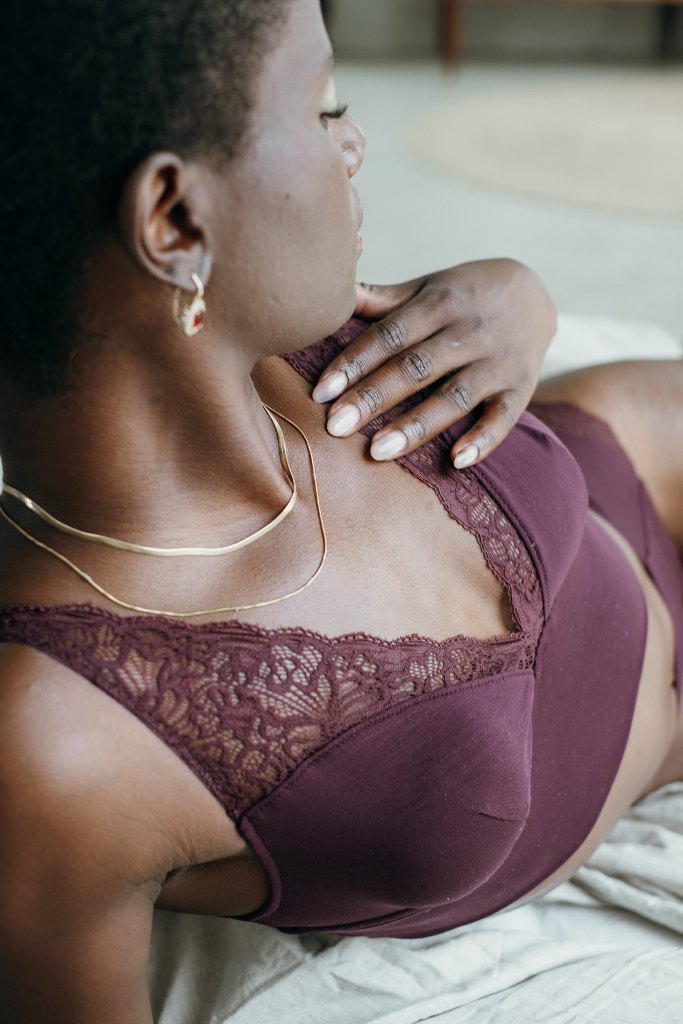 Detailaufnahme vom Sophie Bralette in der Farbe Aubergine, um die Farbe und die Spitze genauer zu zeigen.
