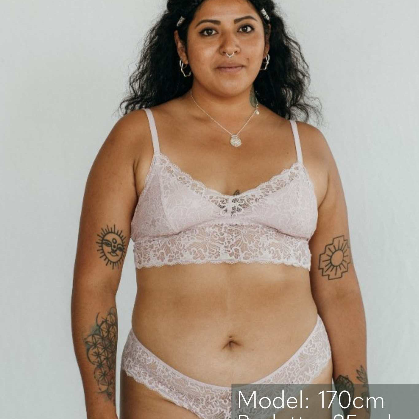 Die Frau tägt schöne Unterwäsche aus einer Unterhose und einem Bralette aus Spitze und unterlegtem Tencel