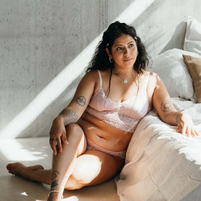 das Model trägt das Vivi Set aus einem Büstenhalter mit herausnehmbaren Pads für mehr Support