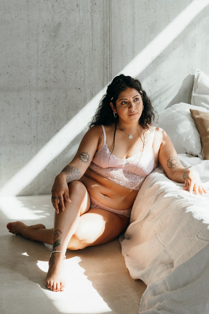 das Model trägt das Vivi Set aus einem Büstenhalter mit herausnehmbaren Pads für mehr Support