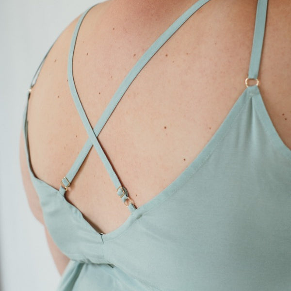 sur la photo, on voit la belle robe Zia avec les bretelles croisées