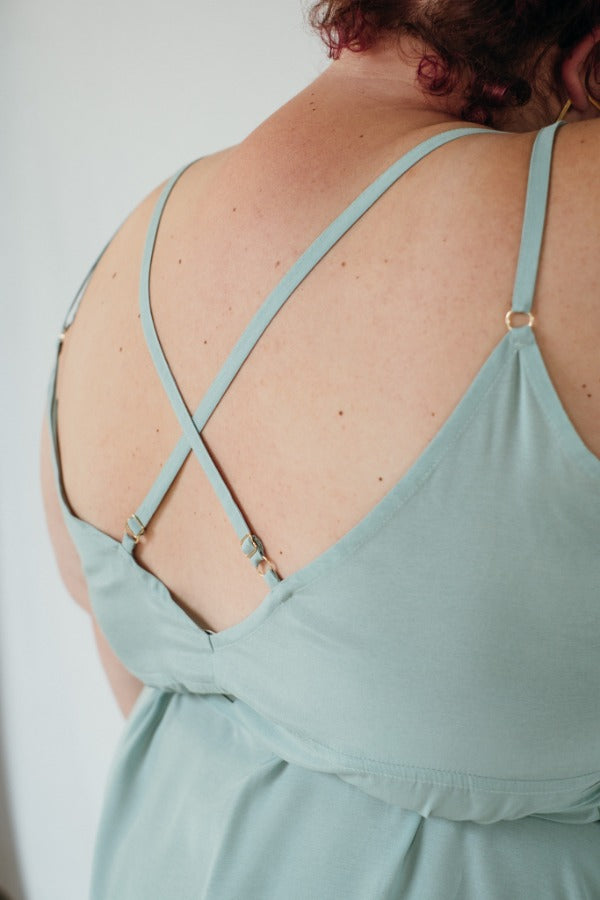 sur la photo, on voit la belle robe Zia avec les bretelles croisées