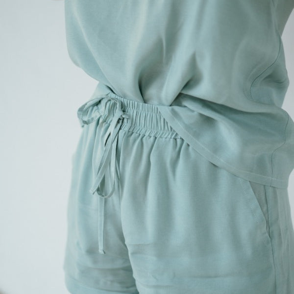 le top summer mint Kat  se glisse dans le short Kat de la même couleur