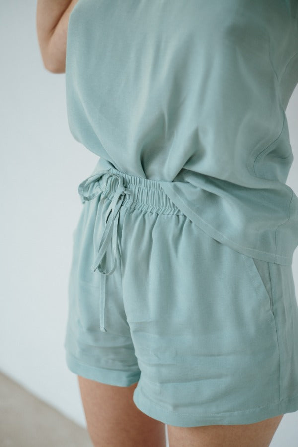 le top summer mint Kat  se glisse dans le short Kat de la même couleur