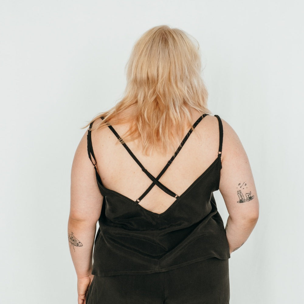 Le modèle Plus Size porte un haut avec un grand décolleté dans le dos et un short court.