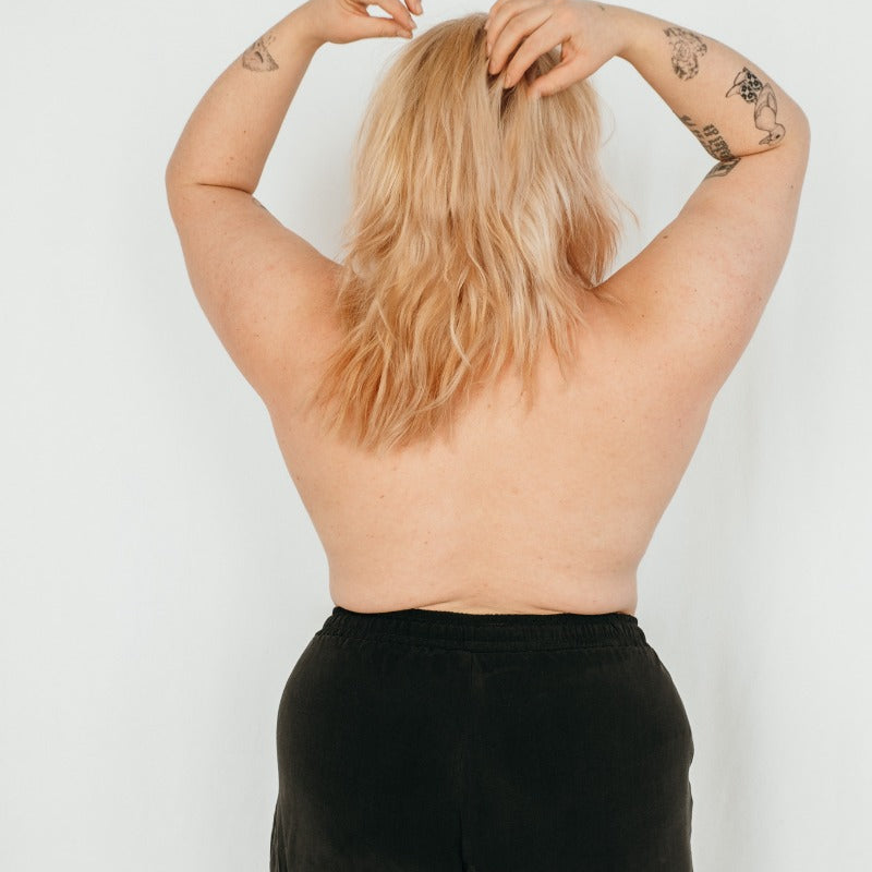 Le modèle plus size porte le short court Kat de thoughts of september.
