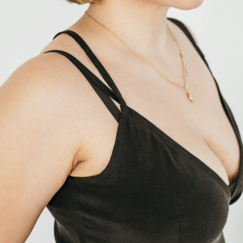 Vue détaillée de la slipdress durable Zia avec les doubles bretelles.