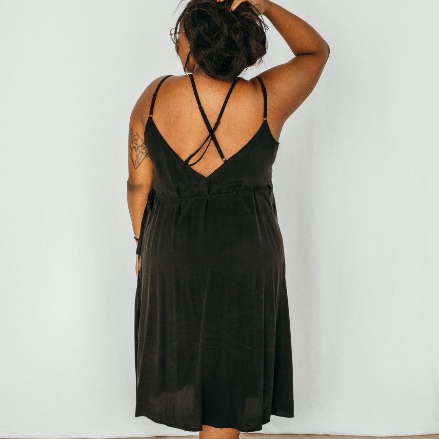 Le modèle Plus Size porte une nuisette noire de thoose, le label de Lucerne.