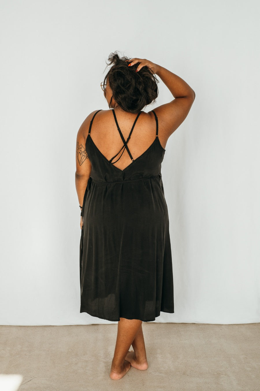 Le modèle Plus Size porte une nuisette noire de thoose, le label de Lucerne.