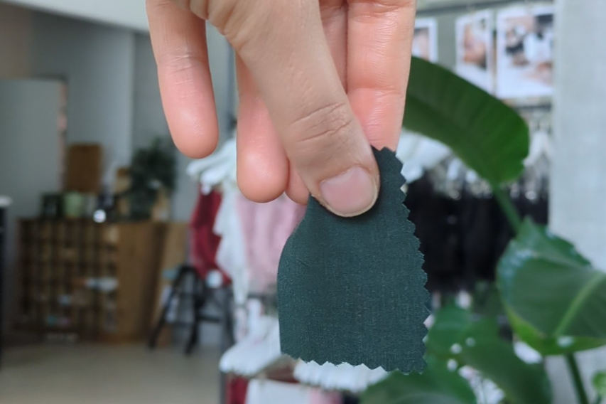 Cupro: Was steckt hinter der veganen Seide? Alles über Herstellung & Nachhaltigkeit