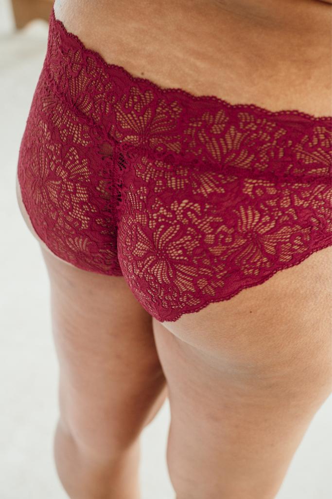 Vue détaillée de Slip "Belle" avec focus sur la dentelle romantique en rouge foncé.