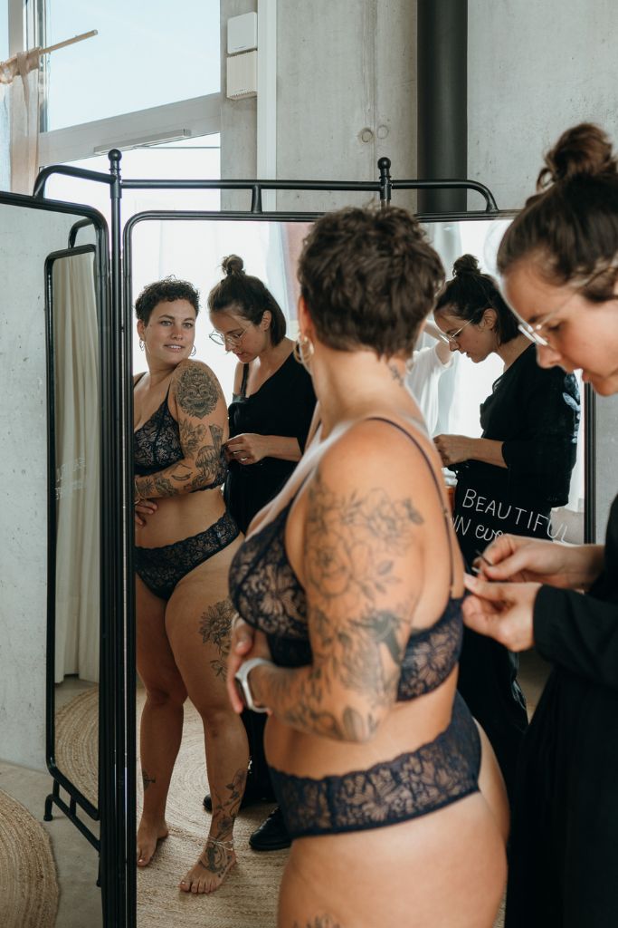 Zippora berät eine Frau bei der Wahl ihres Bralettes