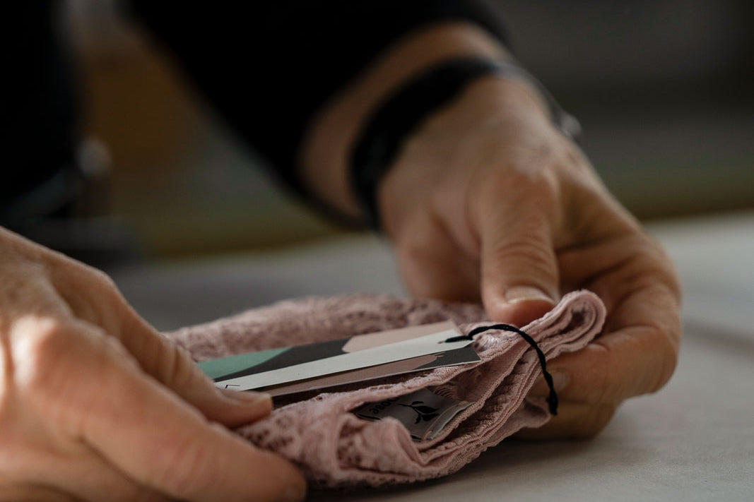 liebevoll eingepackte Lingerie von thoughts of september