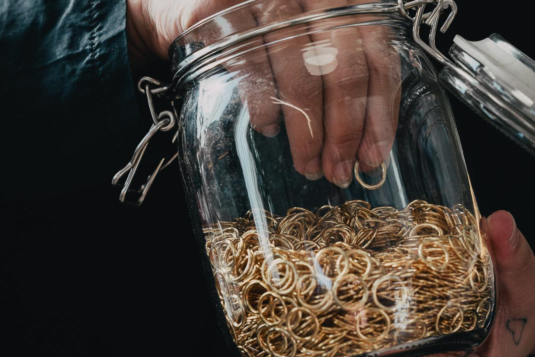 Auch die Zutaten für unsere BHs (wie die goldenen Ringli) beziehen wir aus Europa