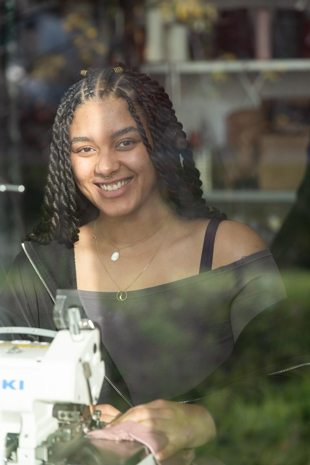 Mathilda lächelt und näht die Unterwäsche von thoughts of september im eigenen Atelier