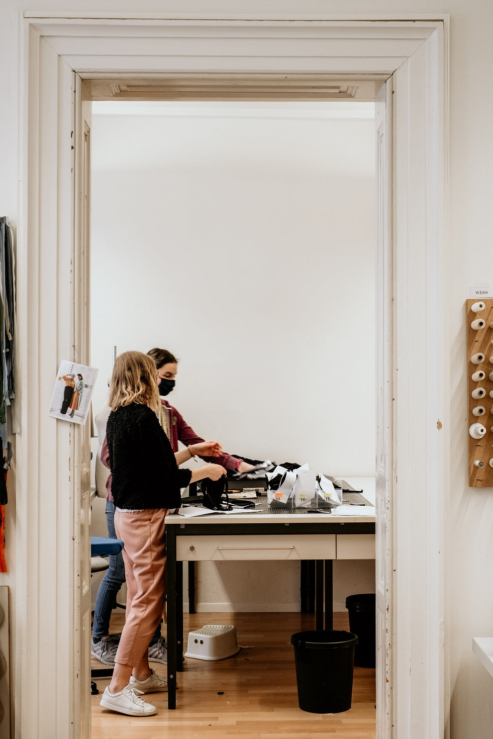 Zwei Personen arbeiten im Atelier von Lu Couture in Luzern.