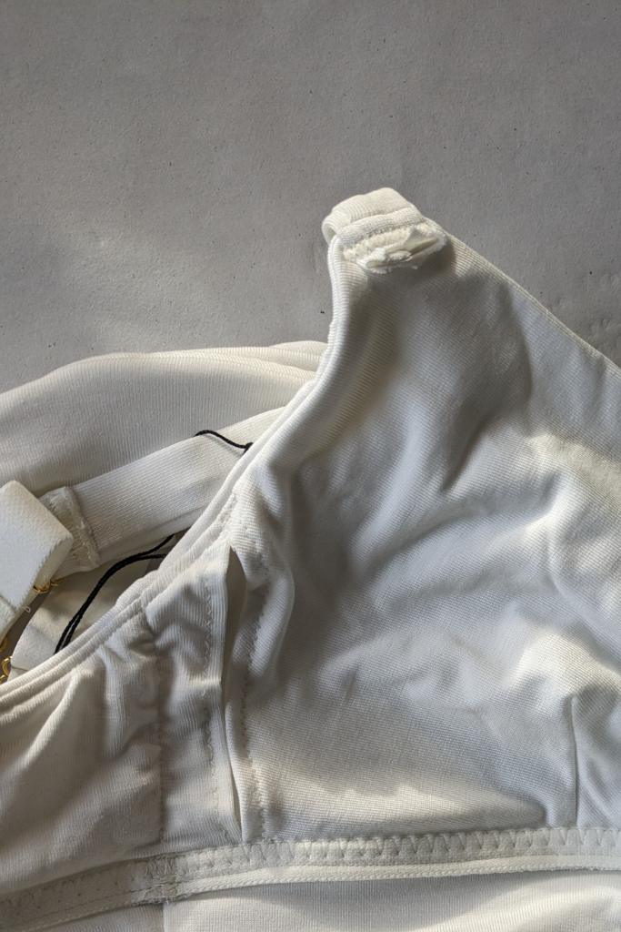 Primo piano di Bralette bianco con la tasca per la protesi mammaria.