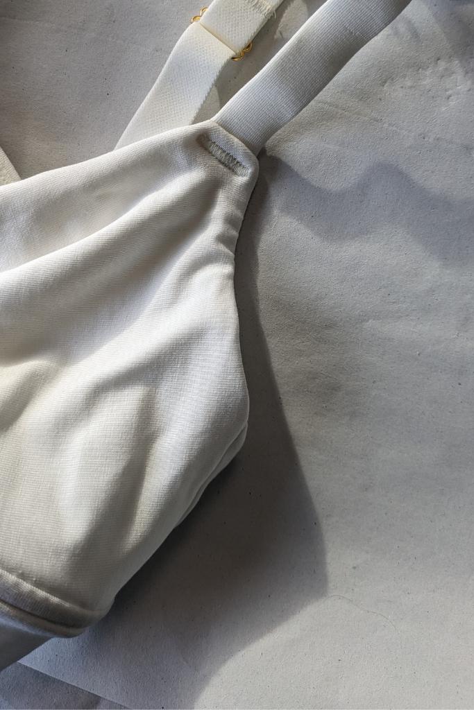 Bralette in bianco con tasca per protesi mammaria. 