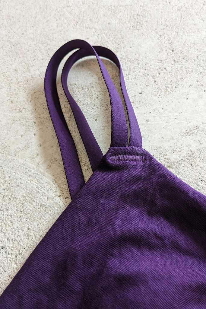 Gros plan sur des bretelles doubles de couleur violette.