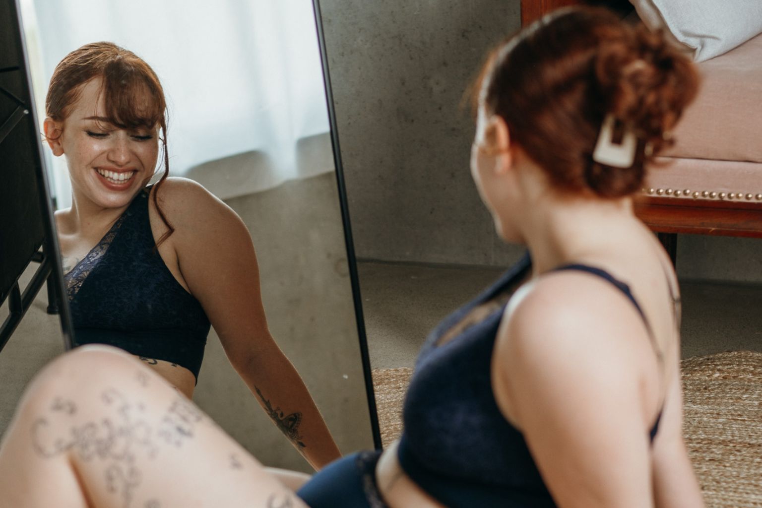 die Frau betrachtet das Nelly Set in night blue im Spiegel