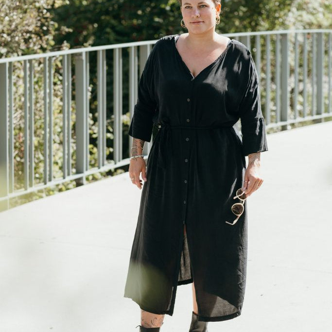 Die Frau auf dem Foto trägt das Kleid Kim, welches vorne zugeknöpft werden kann