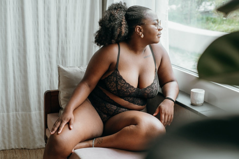Capi di lingerie e loungewear thoughts of september in TENCEL™ Lyocell e pizzo riciclato, presentati come vengono realizzati nell'atelier di Lucerna.