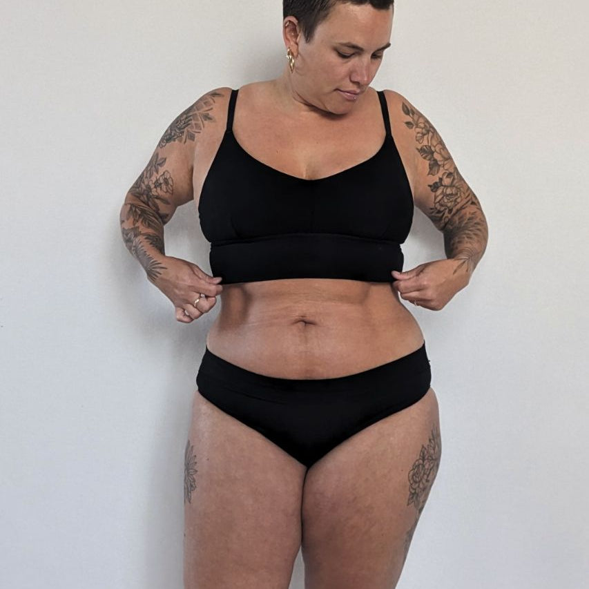 La modella posa con il set Emma, realizzato con i migliori tessuti e in grado di offrire un buon sostegno.