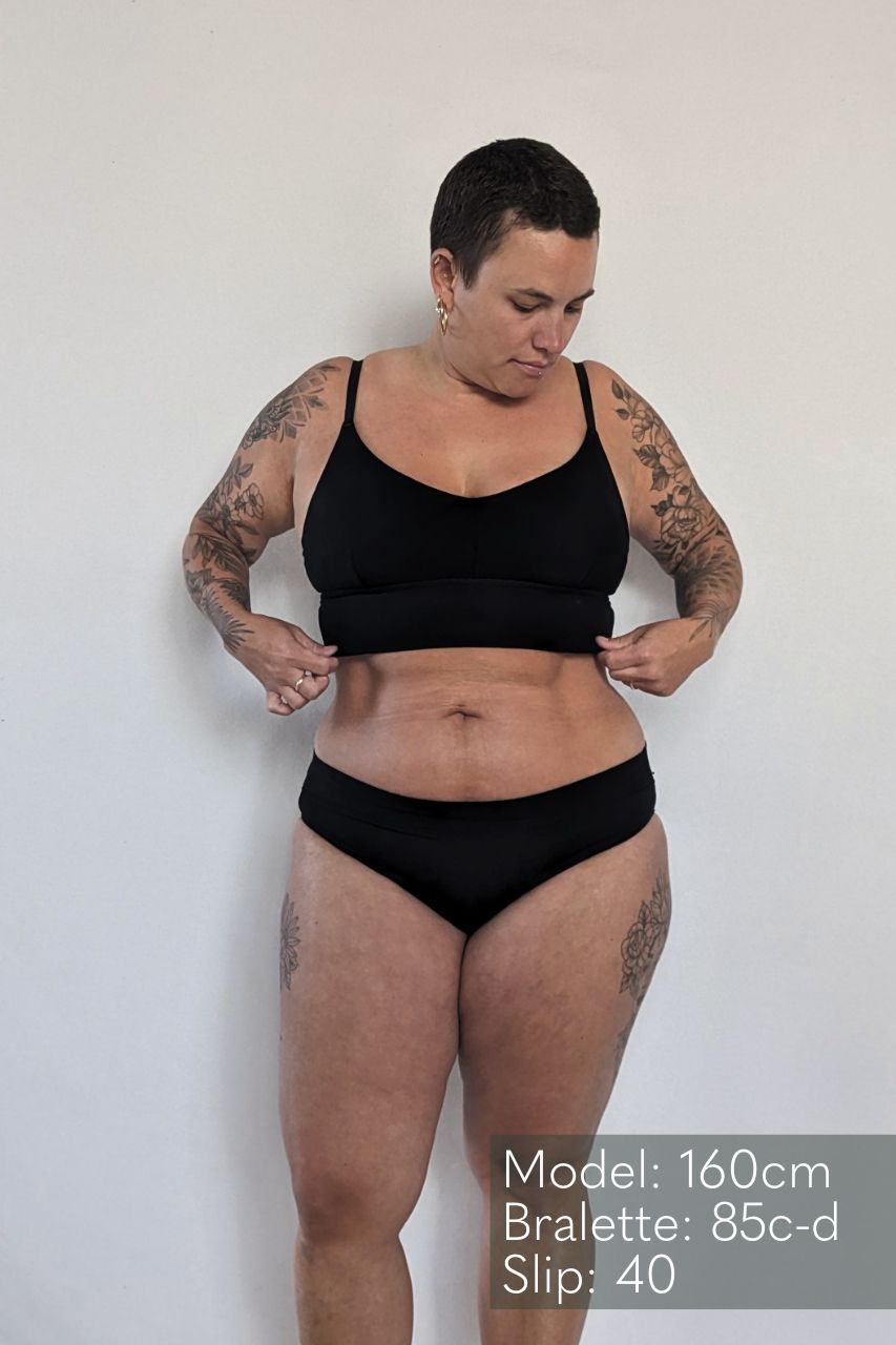 La modella posa con il set Emma, realizzato con i migliori tessuti e in grado di offrire un buon sostegno.