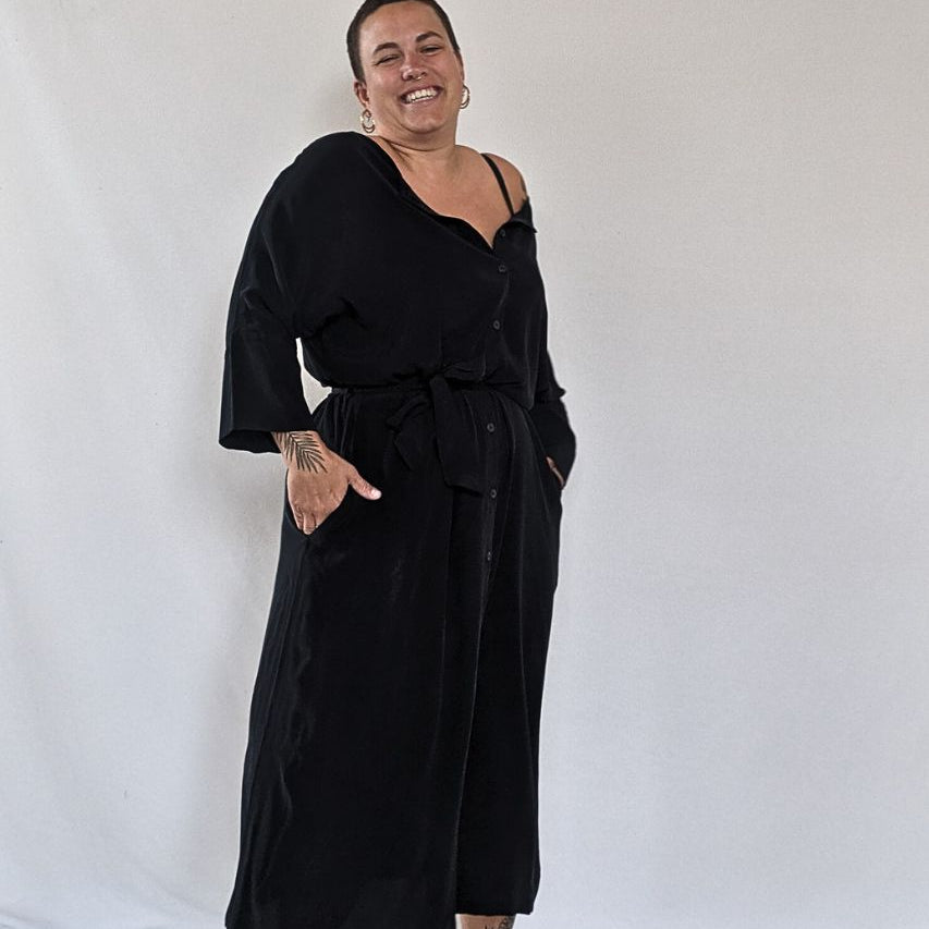 la donna sorridente con la vestaglia Kim in cupro e viscosa