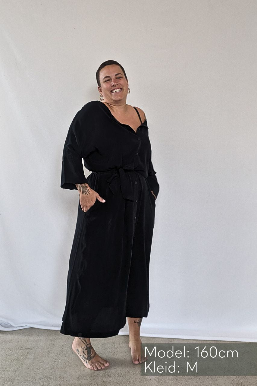 la donna sorridente con la vestaglia Kim in cupro e viscosa