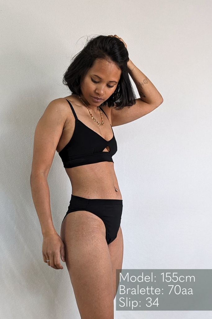 Das Model posiert seitlich zu Kamera mit dem Set Thea aus Tencel Lyocell